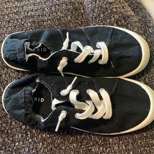 Torrid Riley sneaker black canvas size 8